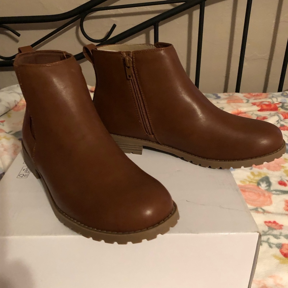 Ladies ankle boots… sz. 9.5..never worn! A pretty shade of cognac.
